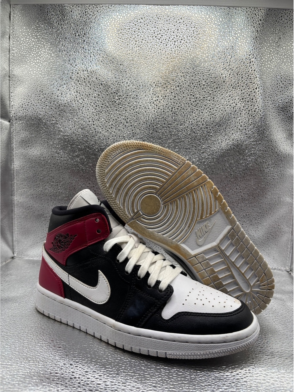 Air Jordan 1 mid Nobel red